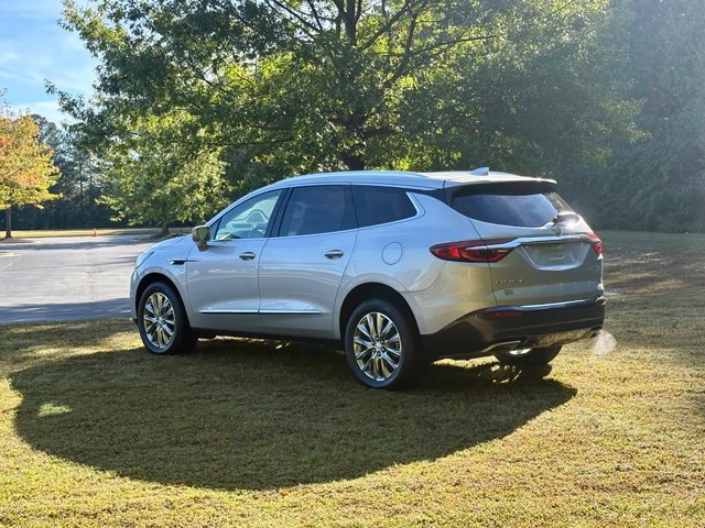Used 2020 Buick Enclave Premium w/ Sun and Sites Package FWD image 4