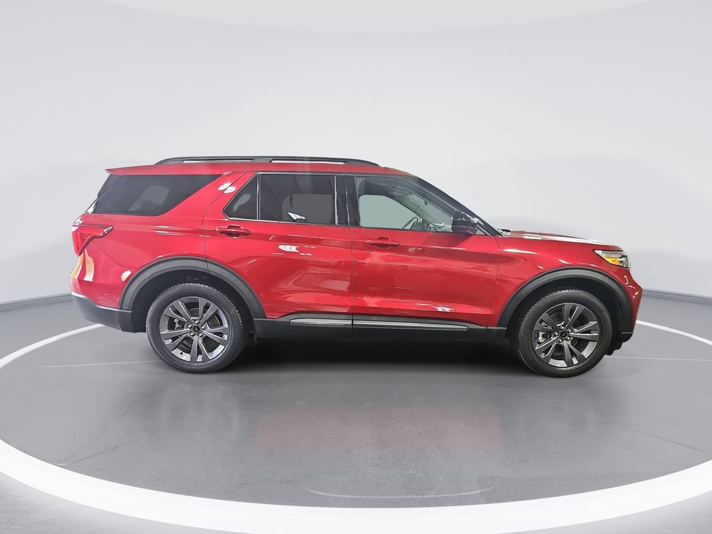 Used 2022 Ford Explorer XLT w/ Equipment Group 202A AWD/4WD image 2