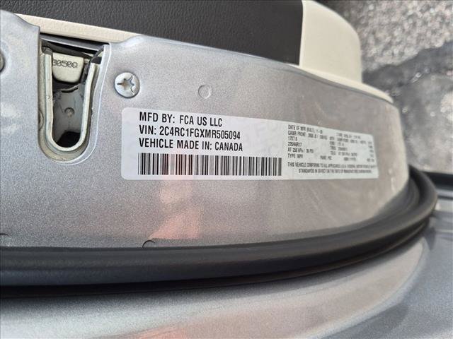 Used 2021 Chrysler Pacifica Touring w/ Cold Weather Group FWD image 27
