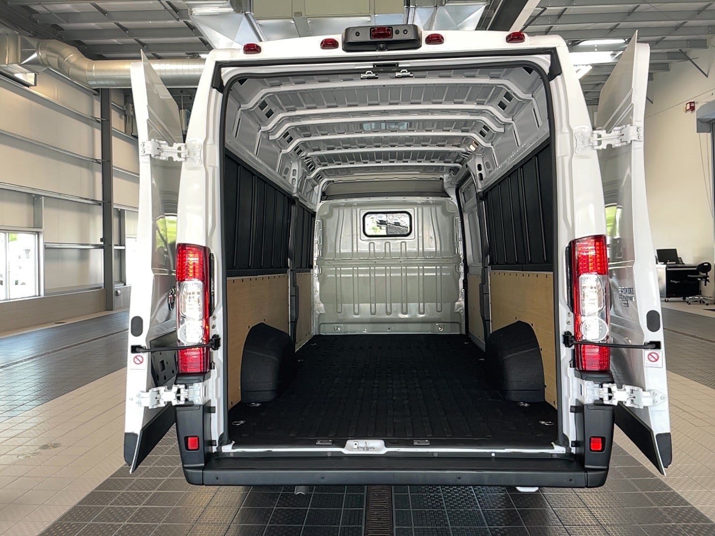 Used 2025 RAM ProMaster 3500 w/ Safety Group FWD image 8