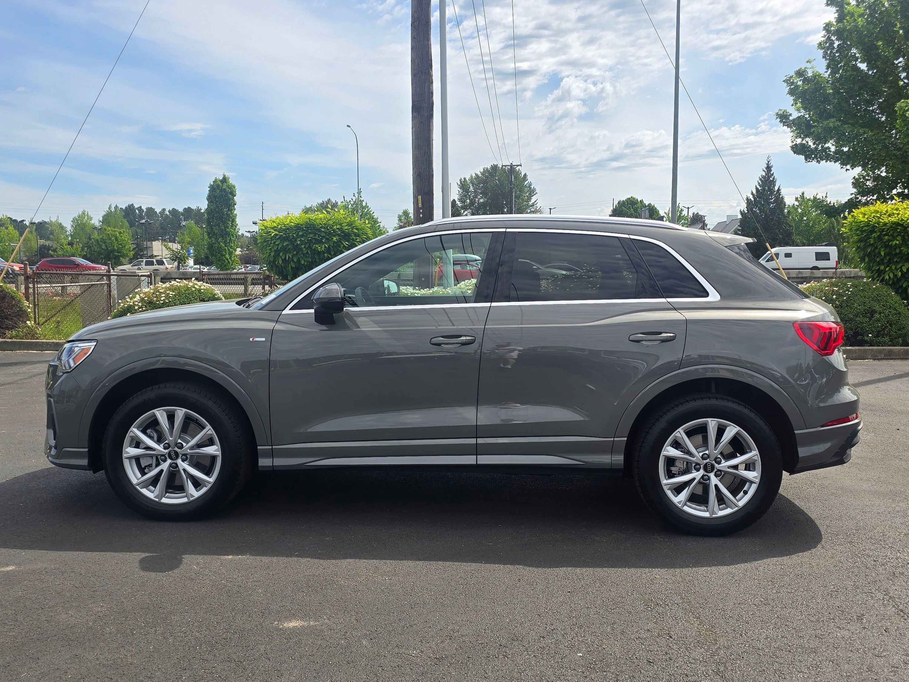 Certified 2025 Audi Q3 2.0T Premium w/ Convenience Package AWD/4WD image 2