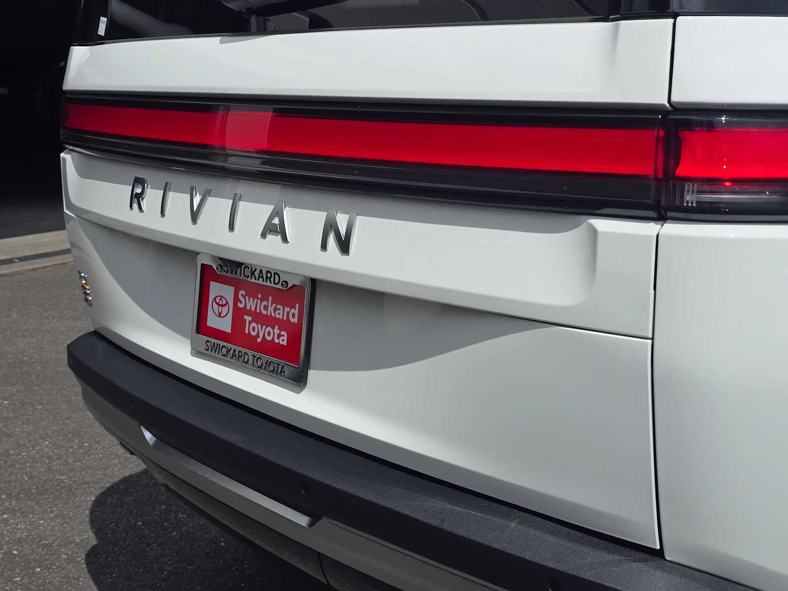 Used 2024 Rivian R1S Adventure AWD/4WD image 13