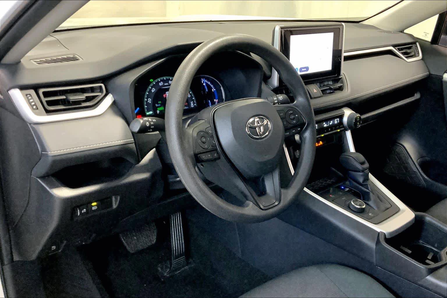 Used 2025 Toyota RAV4 XLE AWD/4WD image 17