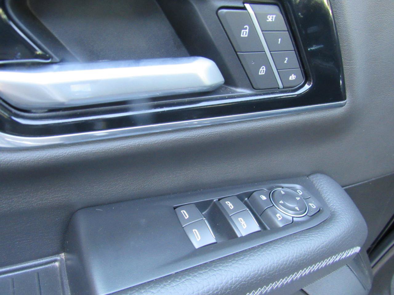 Used 2025 GMC Yukon XL Denali AWD/4WD image 16