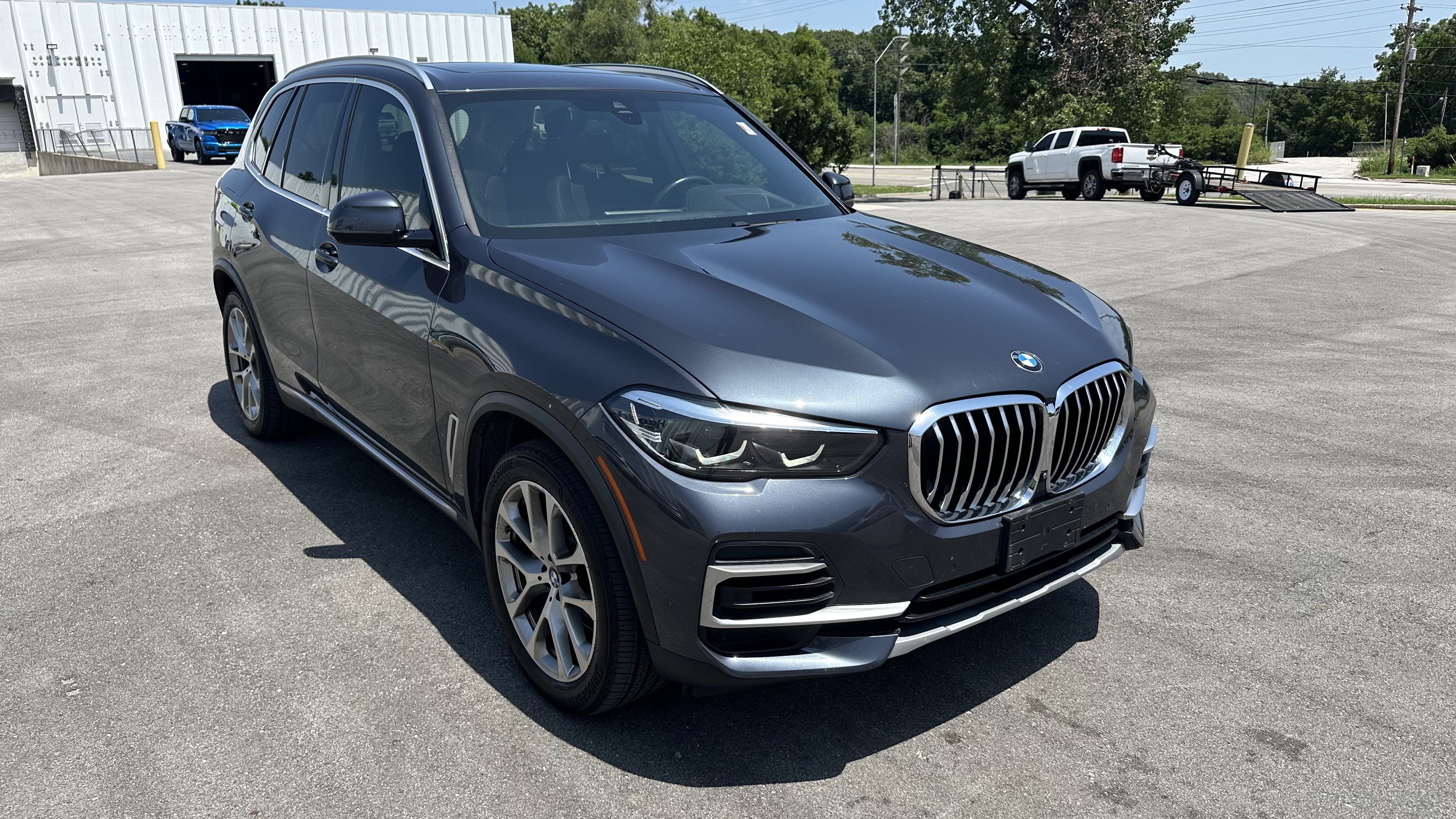 Used 2022 BMW X5 xDrive40i w/ Premium Package AWD/4WD image 2