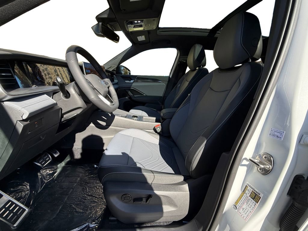 New 2025 Volkswagen Tiguan SE R-Line image 9