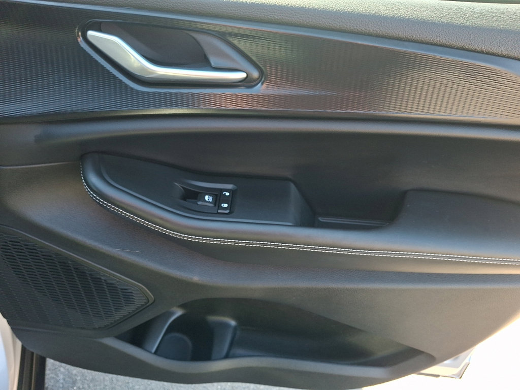 Used 2025 Jeep Grand Cherokee Altitude image 10