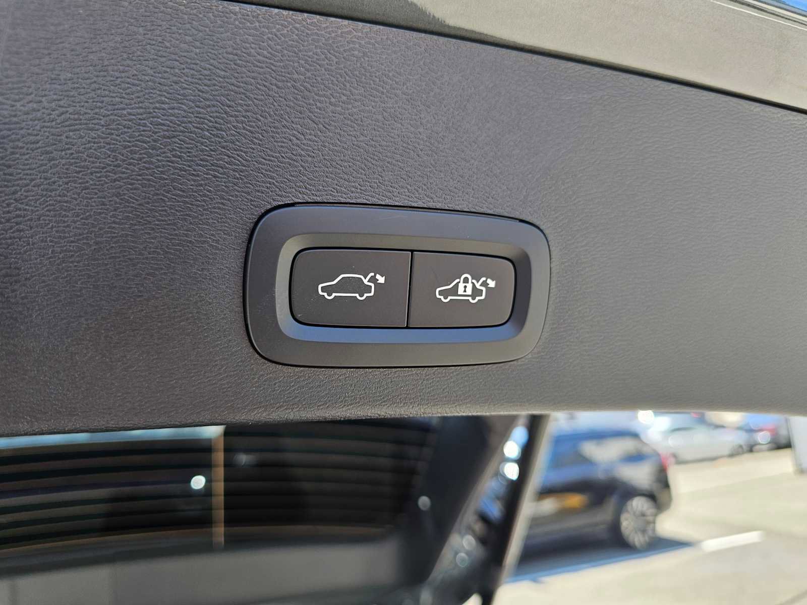 Certified 2024 Volvo XC40 B5 Ultimate w/ Protection Package Premier AWD/4WD image 18