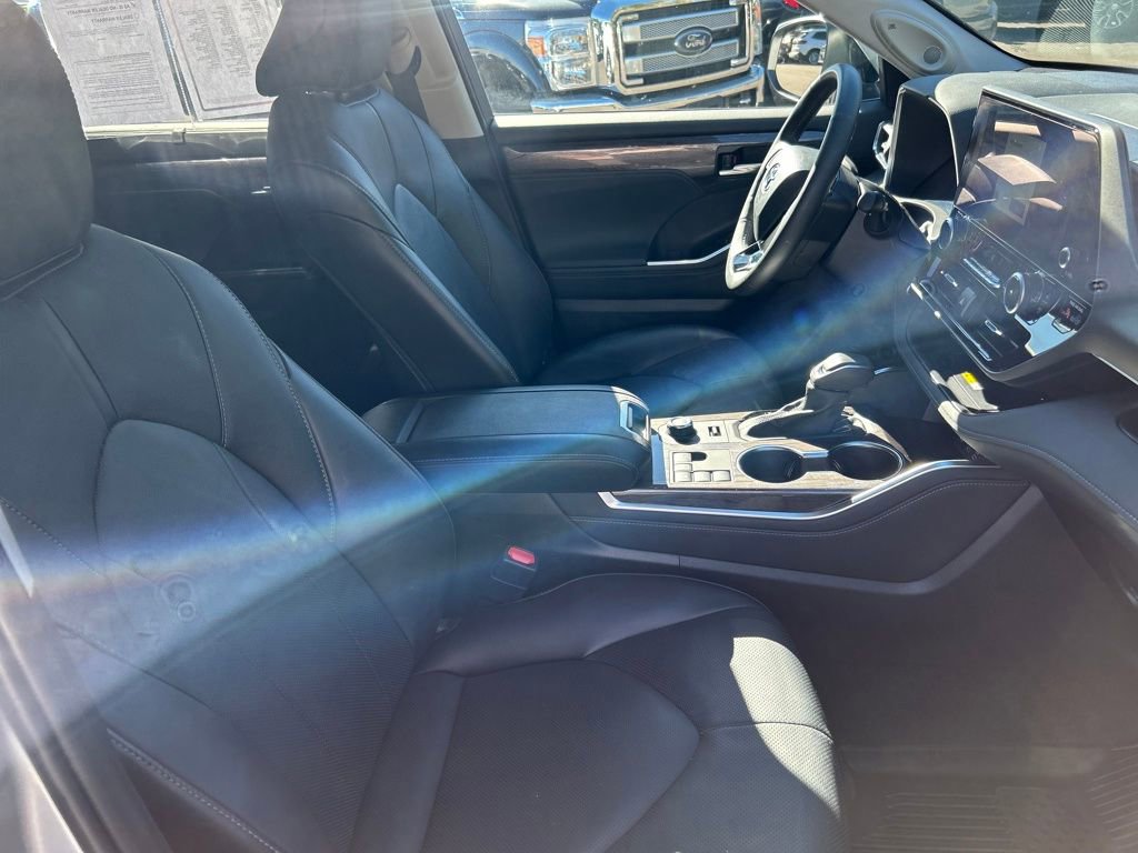 Used 2024 Toyota Highlander Limited image 14