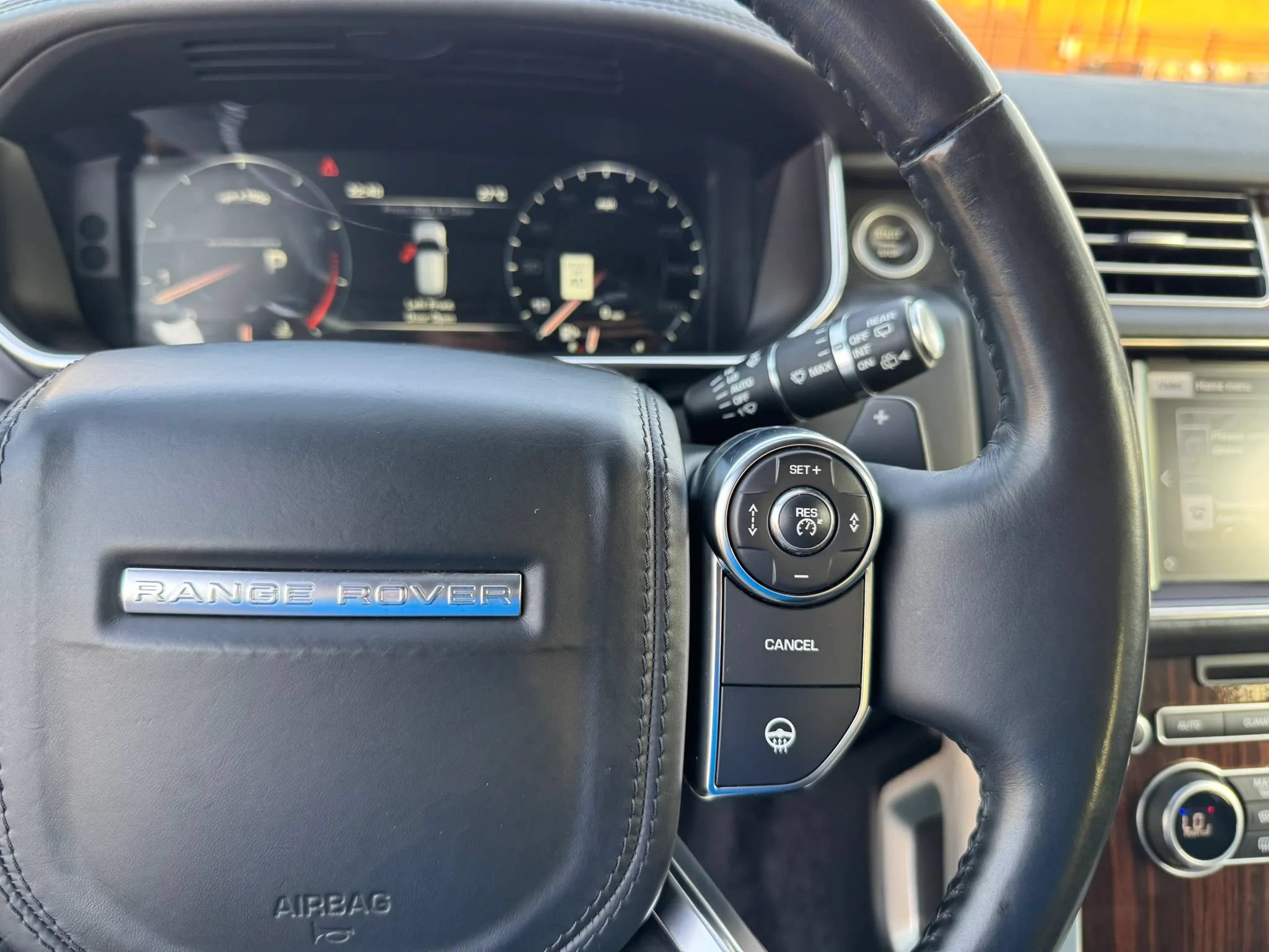 Used 2016 Land Rover Range Rover Supercharged AWD/4WD image 32