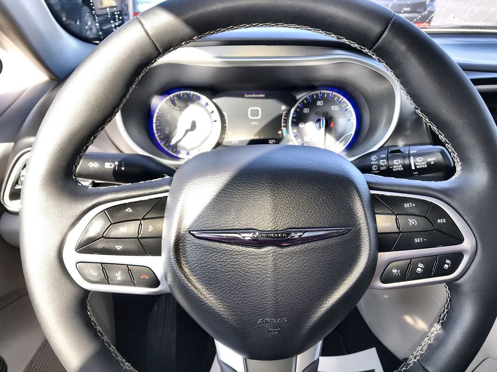 Used 2024 Chrysler Pacifica Touring-L FWD image 14