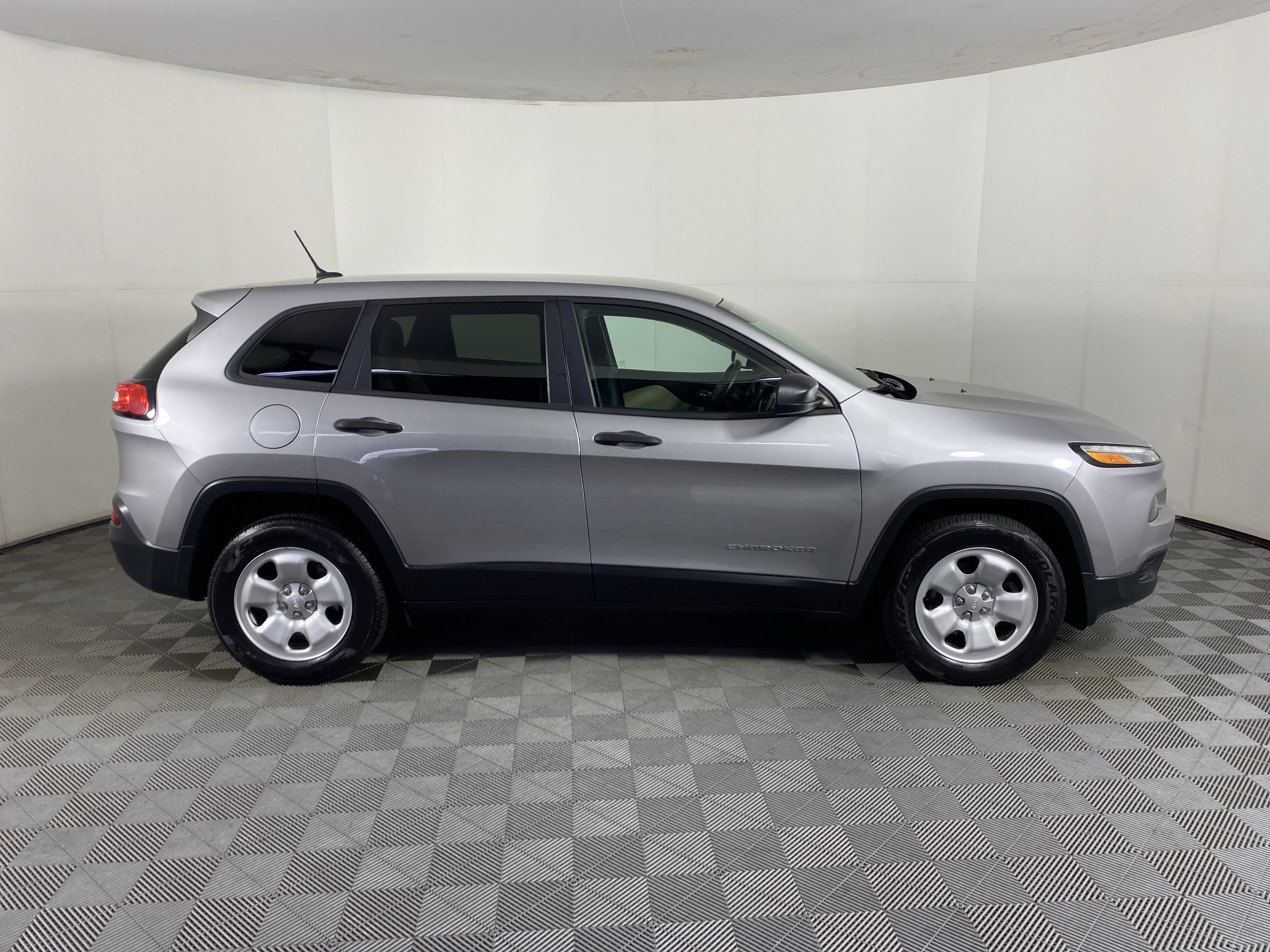 Used 2017 Jeep Cherokee Sport AWD/4WD image 4