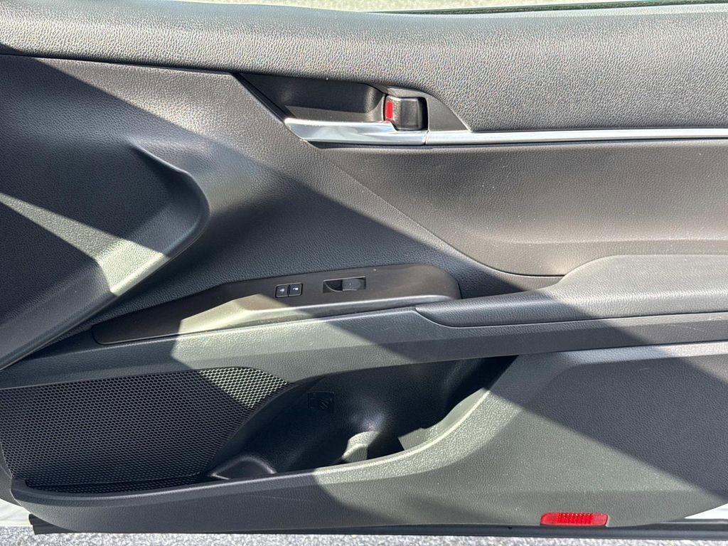 Used 2022 Toyota Camry SE FWD image 19