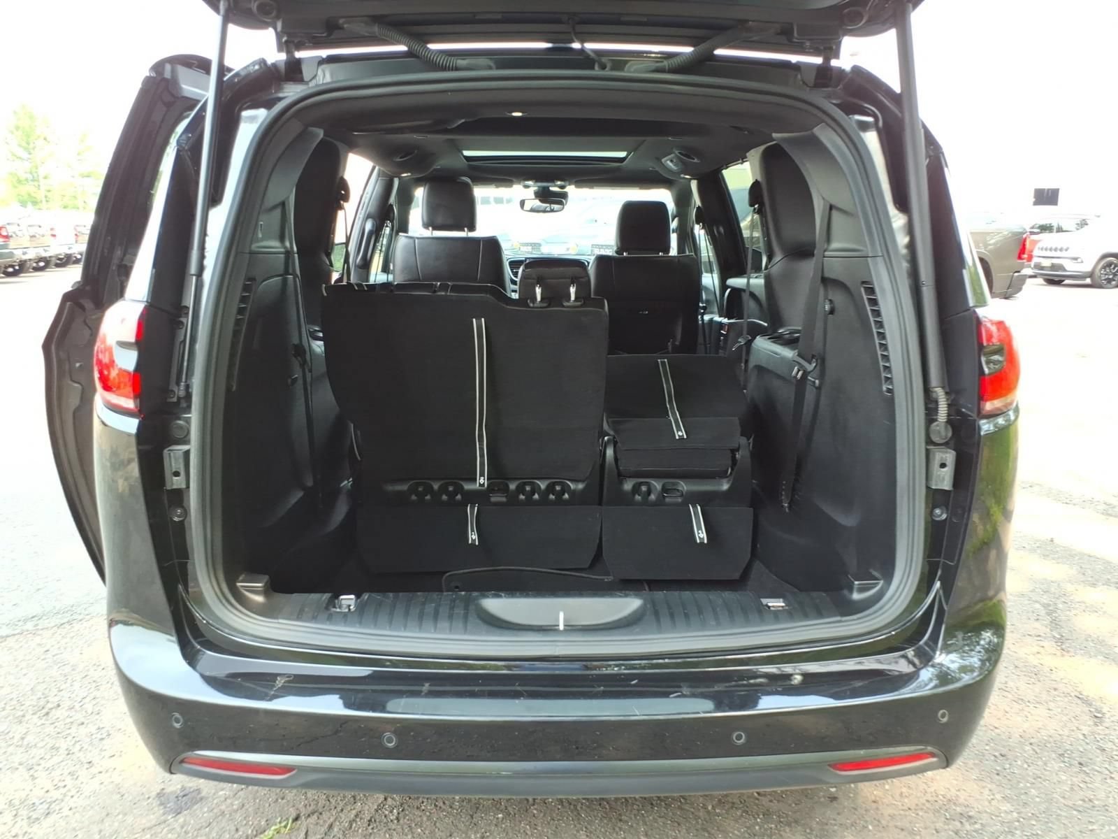 Used 2026 Chrysler Pacifica Limited w/ S Appearance Package FWD image 16