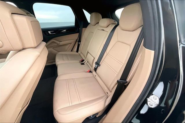 Used 2022 Porsche Cayenne AWD/4WD image 30