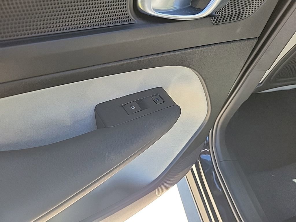 Used 2025 Volvo XC40 B5 Ultra image 12