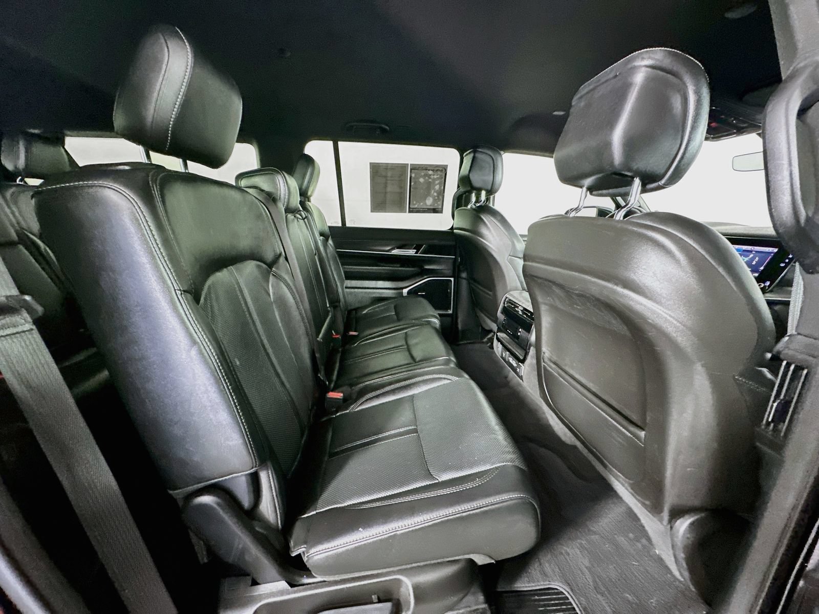 Used 2023 Jeep Wagoneer L Series II AWD/4WD image 28