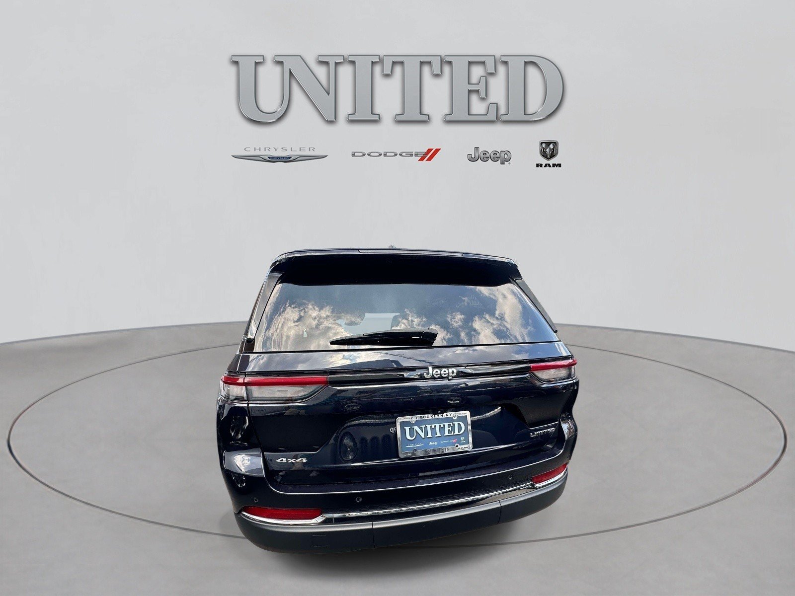 Used 2023 Jeep Grand Cherokee Limited AWD/4WD image 3