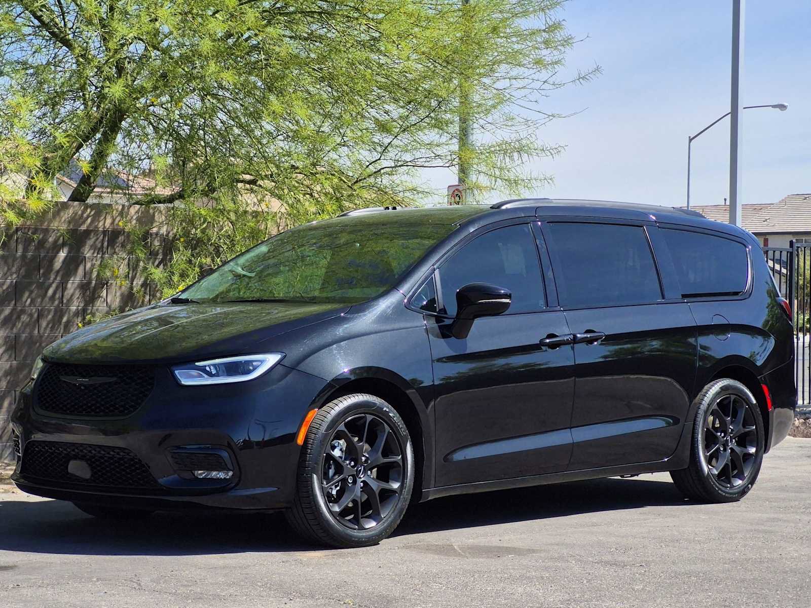 Used 2021 Chrysler Pacifica Touring-L w/ S Appearance Package image 5