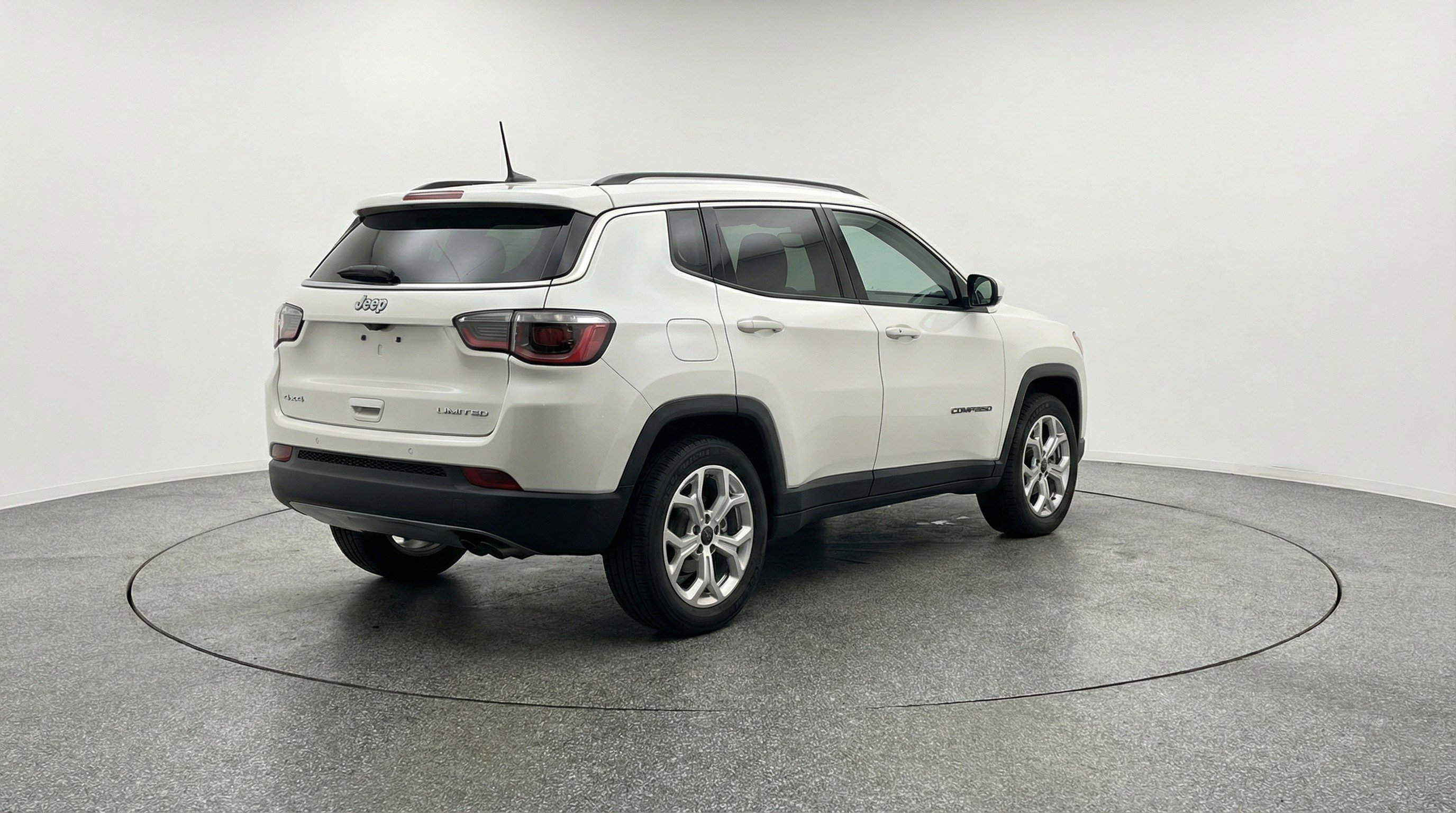 Used 2025 Jeep Compass Latitude image 9