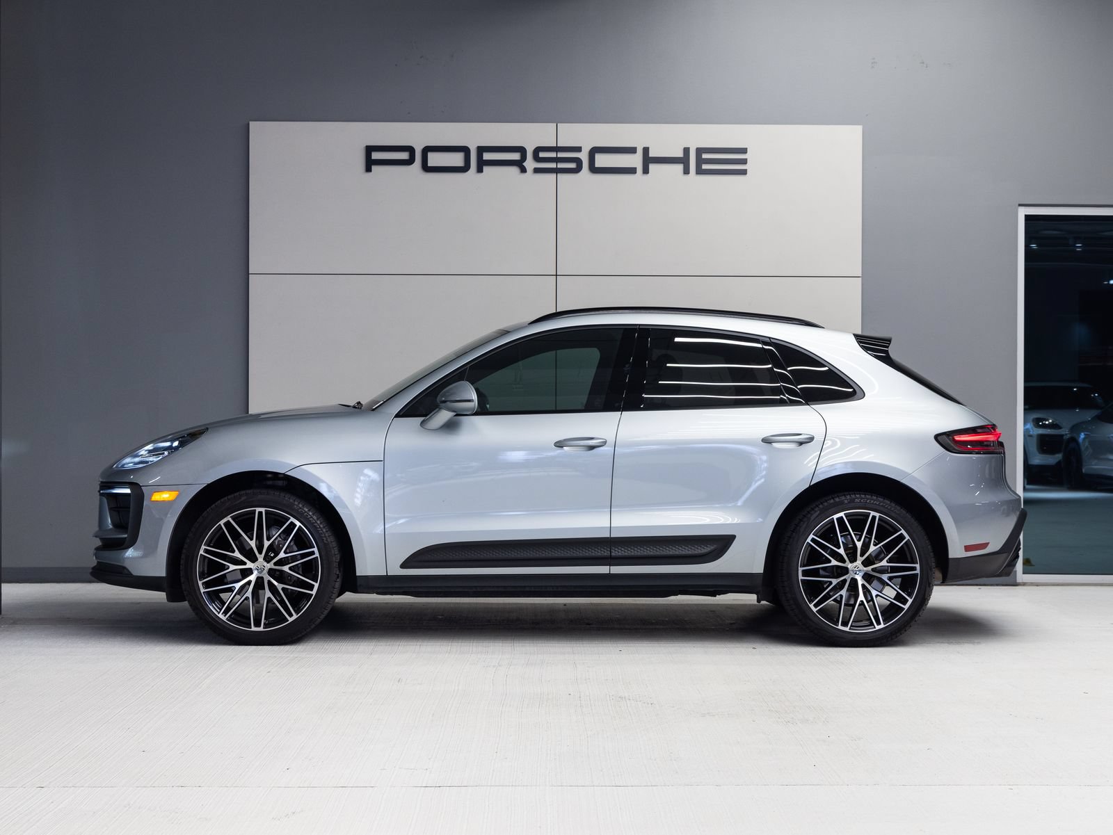 Certified 2024 Porsche Macan AWD/4WD image 2