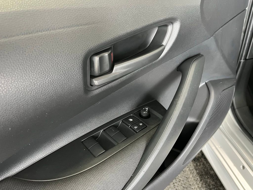 Used 2022 Toyota Corolla LE image 4