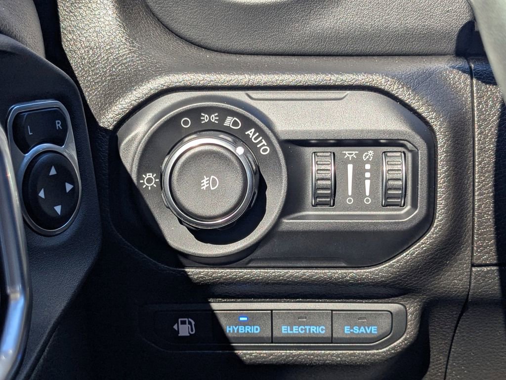 Used 2022 Jeep Wrangler Unlimited Sahara w/ Cold Weather Group image 19