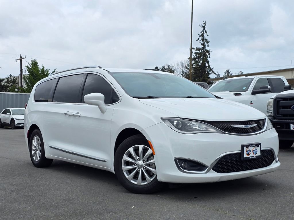 Used 2020 Chrysler Pacifica Touring-L FWD image 3