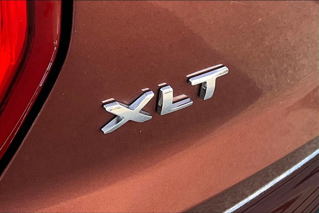Used 2018 Ford Explorer XLT w/ Equipment Group 202A AWD/4WD image 34