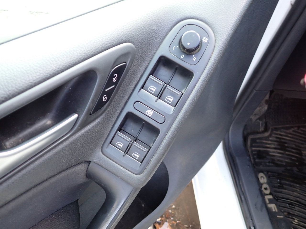 Used 2012 Volkswagen Golf 2.5L Conv & Sunroof 4 Door PZE image 26