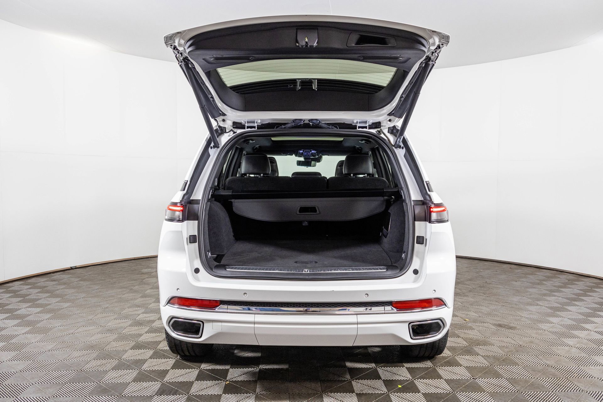 Used 2023 Jeep Grand Cherokee Overland w/ Adv Protech Group III image 46