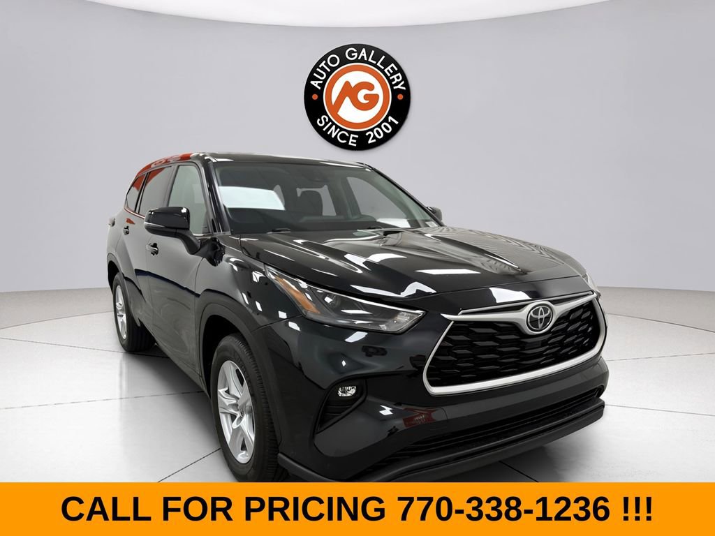 Used 2024 Toyota Highlander LE FWD image 1