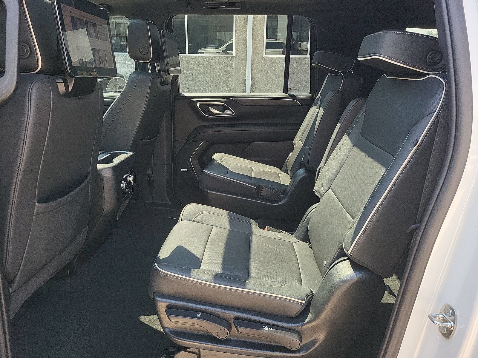Used 2023 GMC Yukon XL SLT w/ SLT Premium Package RWD image 26