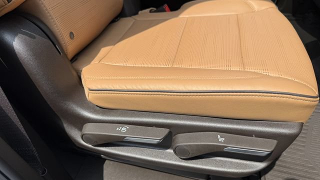 Used 2025 Cadillac Escalade Premium Luxury w/ LPO, Floor Liner Package AWD/4WD image 20
