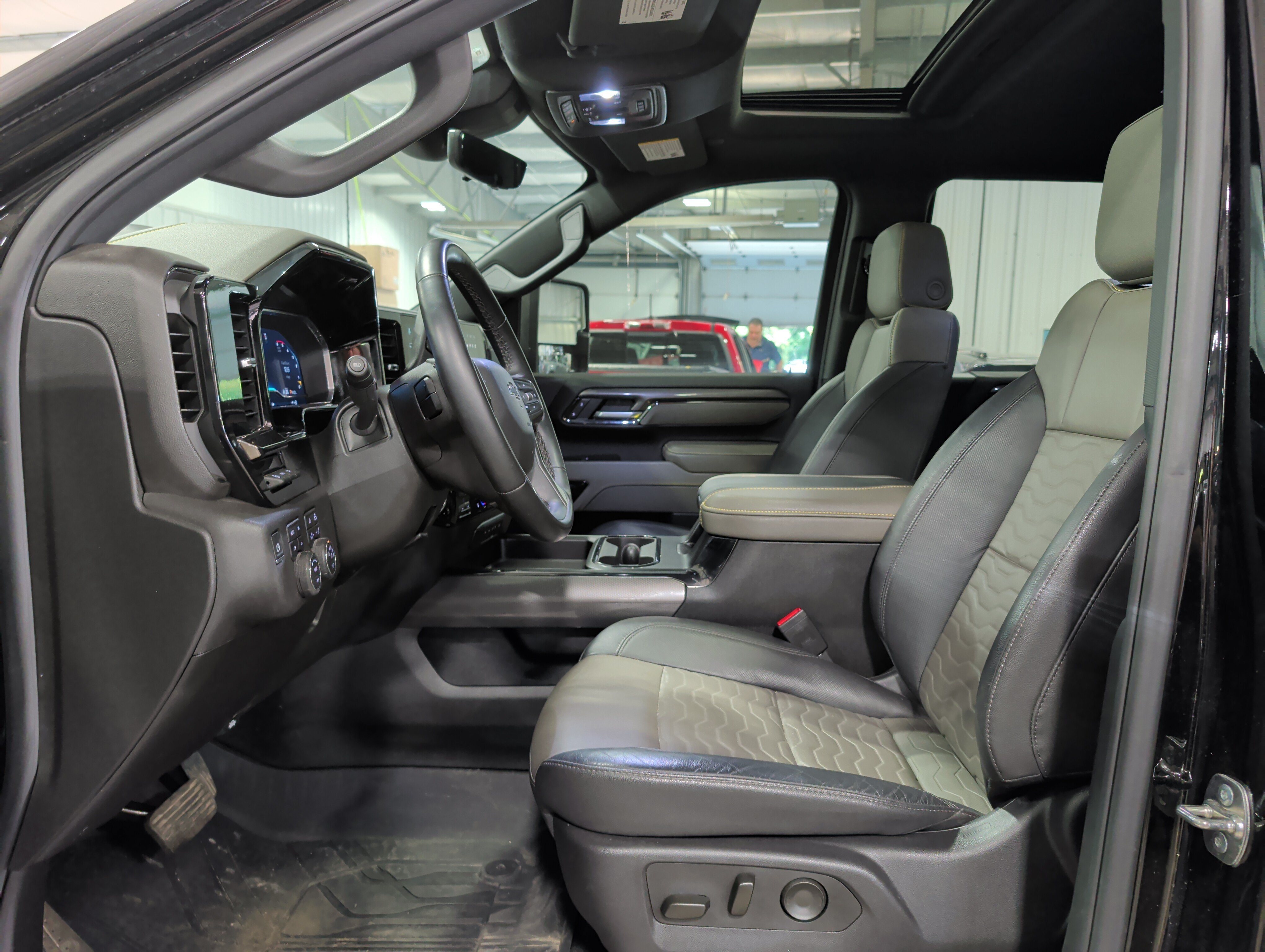 Used 2025 Chevrolet Silverado 2500 ZR2 w/ Technology Package AWD/4WD image 9