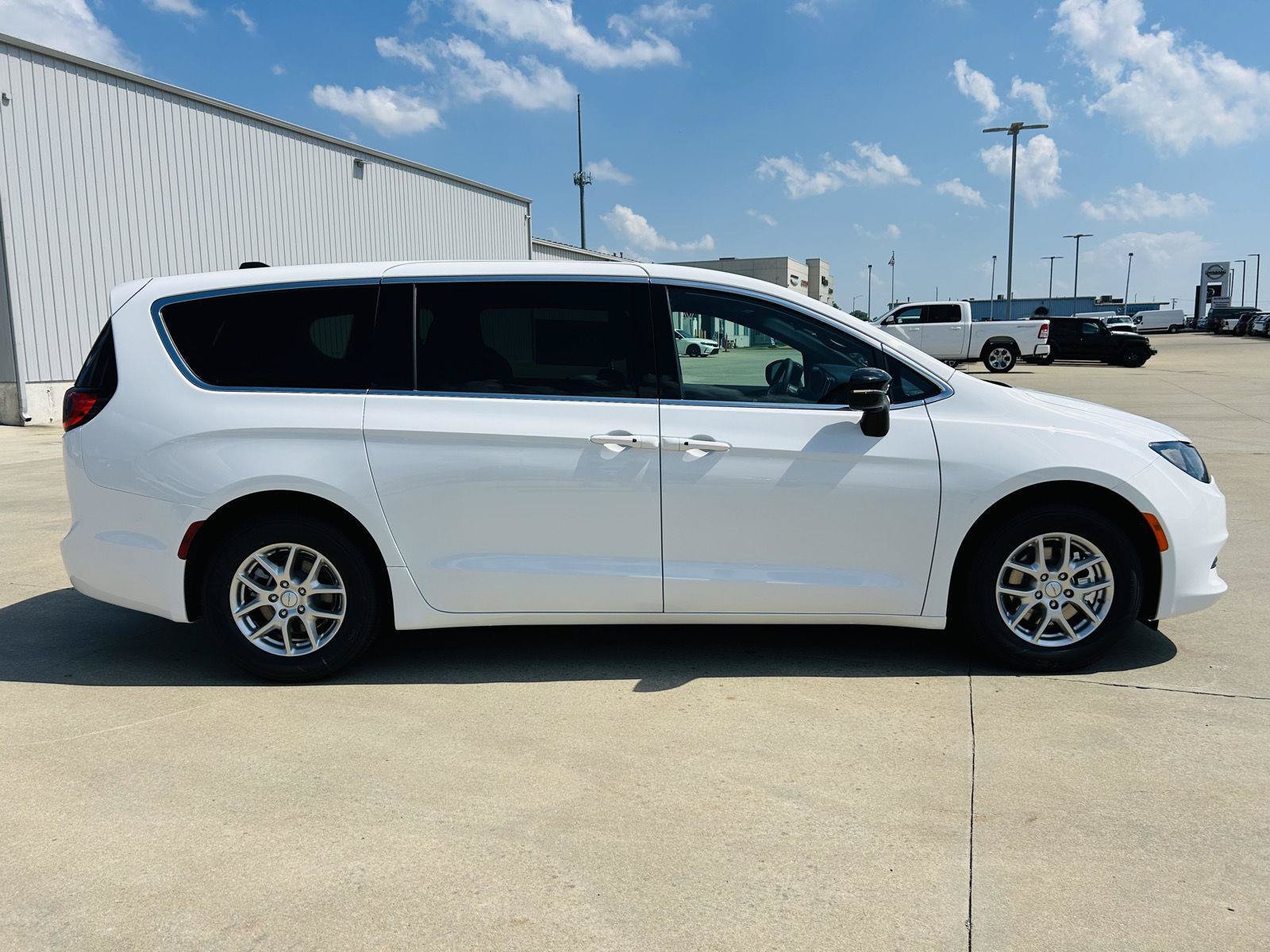 New 2027 Chrysler Pacifica LX FWD image 40