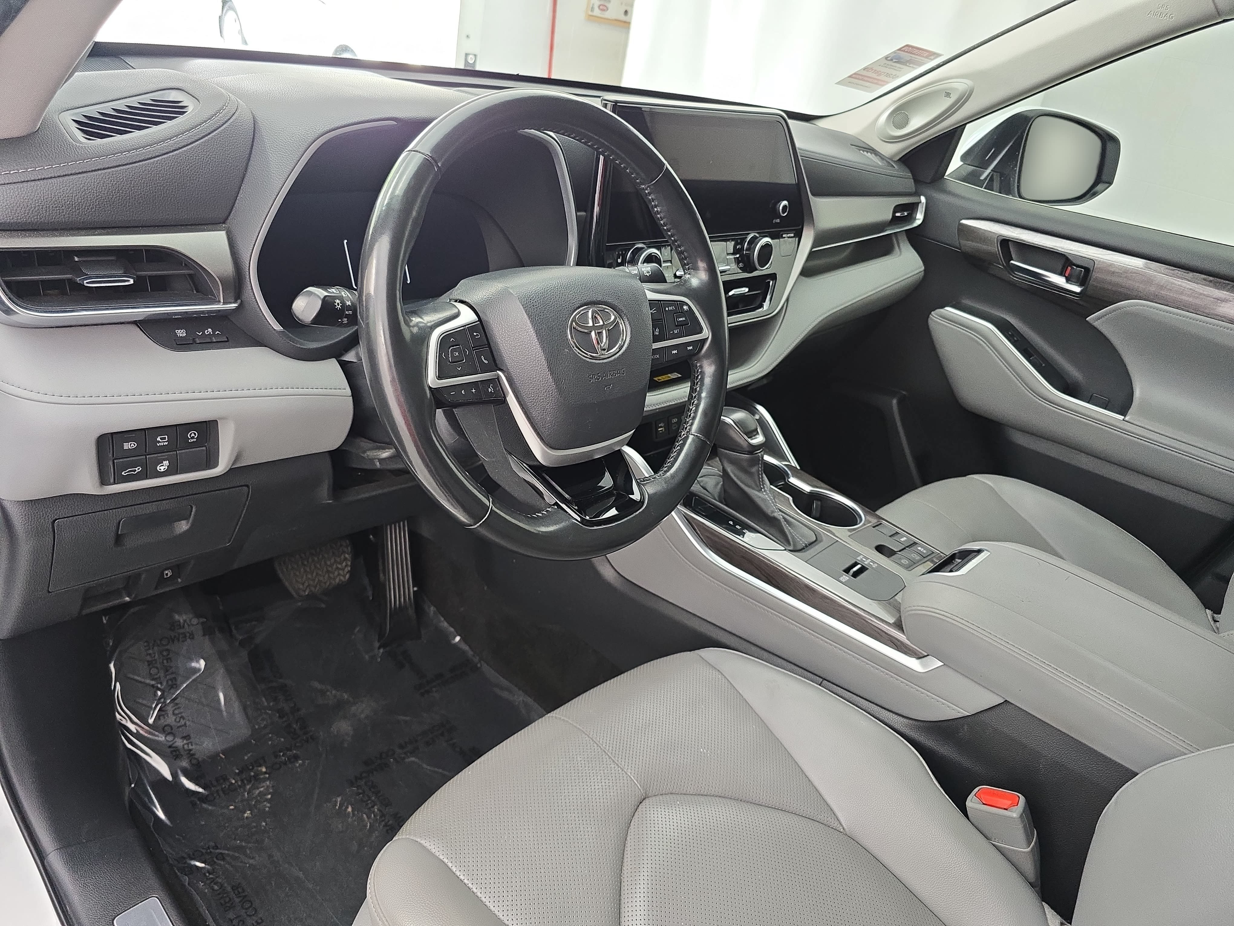 Used 2023 Toyota Highlander Limited FWD image 17