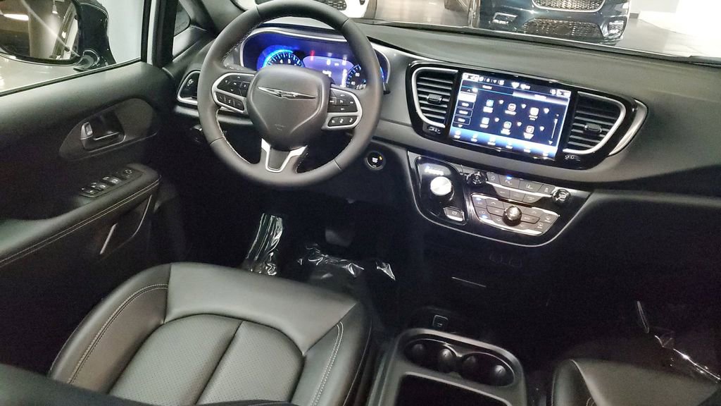 Used 2025 Chrysler Voyager LX image 12