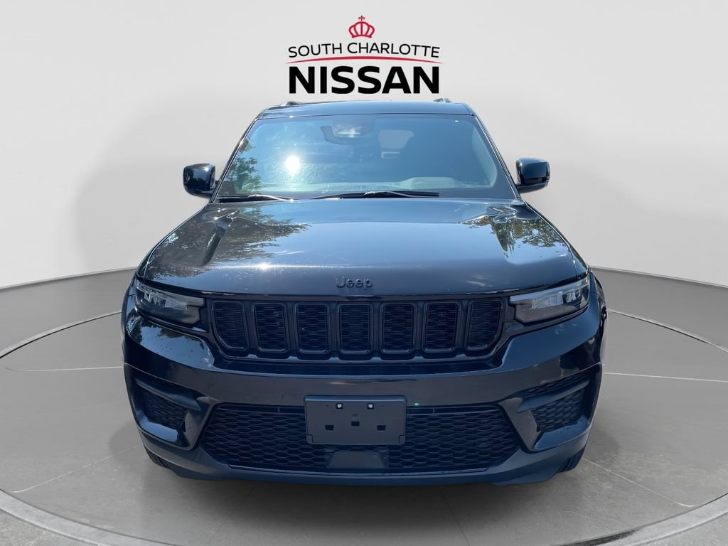 Used 2025 Jeep Grand Cherokee Altitude AWD/4WD image 2