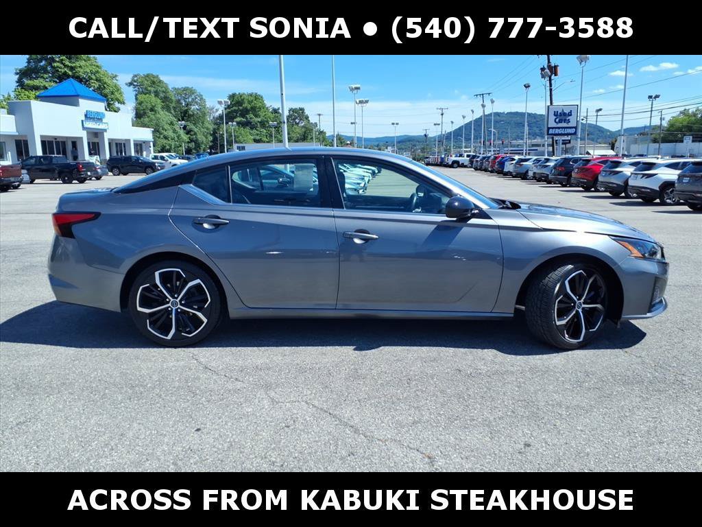 Used 2024 Nissan Altima 2.5 SR w/ SR Premium Package FWD image 2