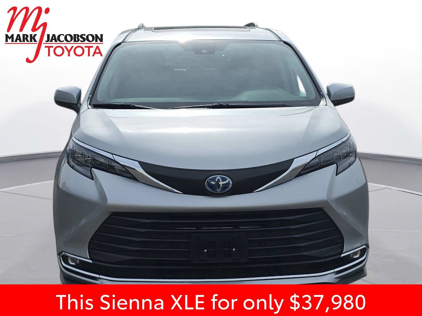 Used 2024 Toyota Sienna XLE image 3