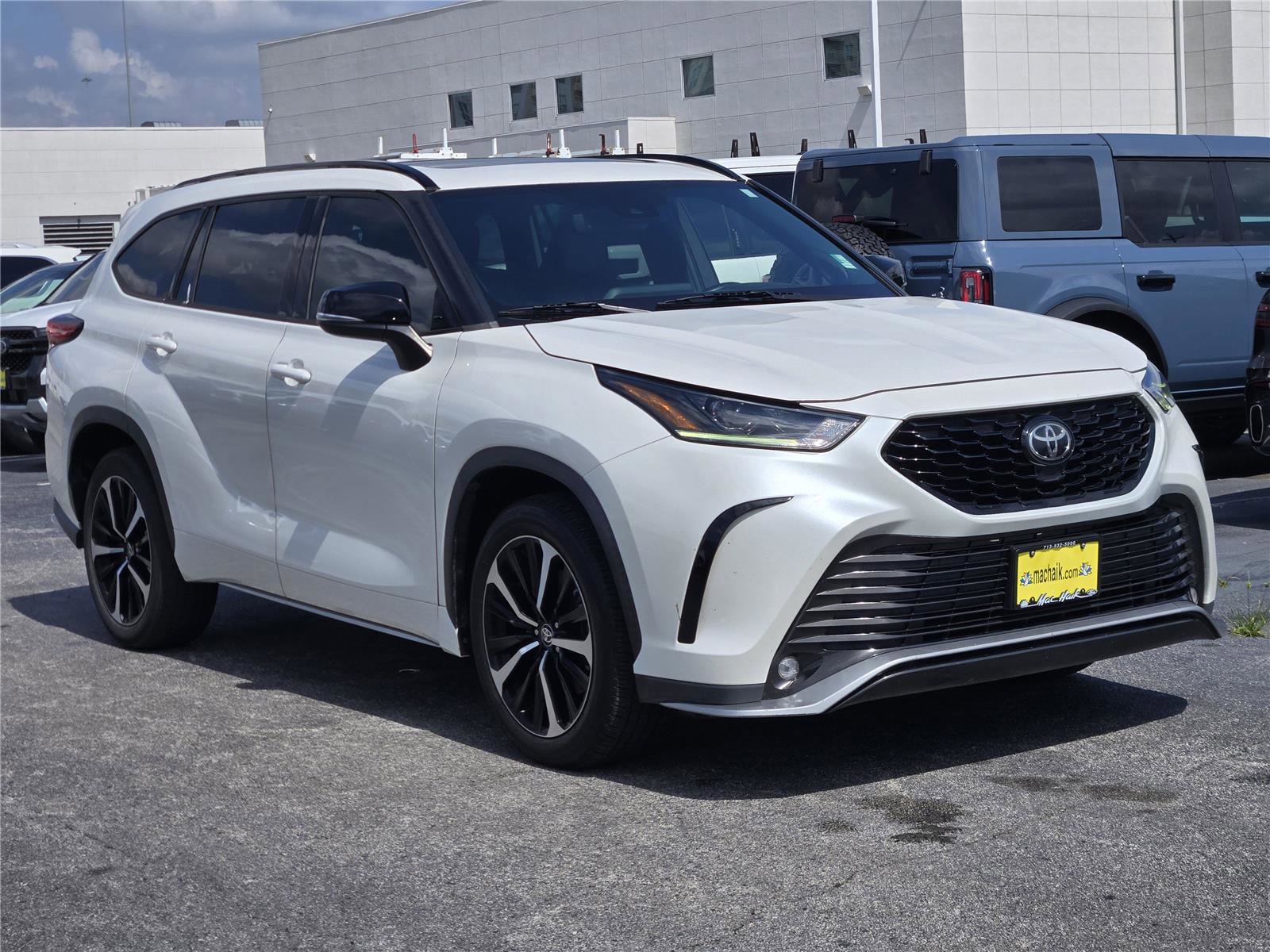 Used 2021 Toyota Highlander XSE FWD image 3