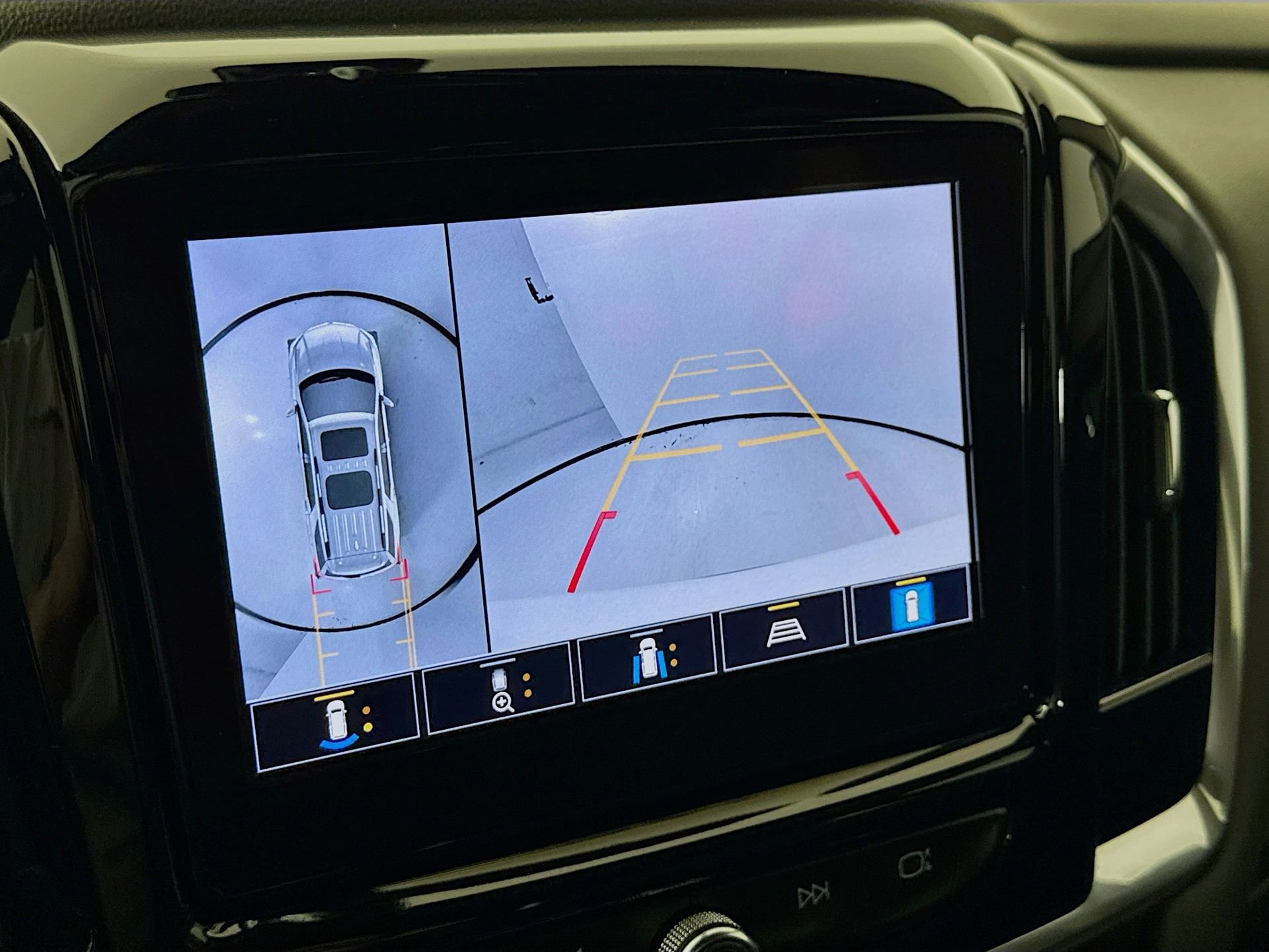 Used 2023 Chevrolet Traverse RS w/ LPO, Floor Liner Package image 15