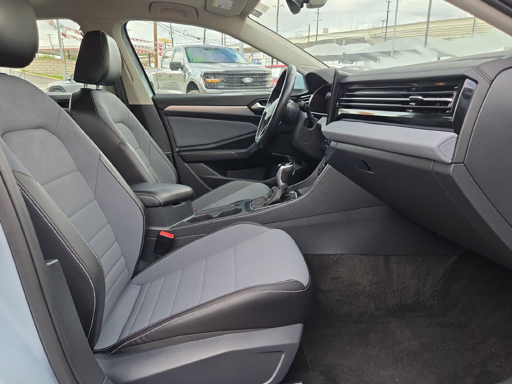 Used 2026 Volkswagen Jetta SE FWD image 32