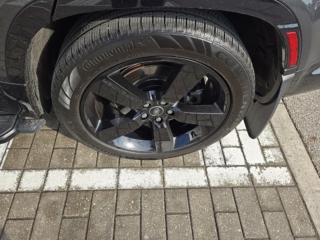 Certified 2025 Land Rover Defender 130 V8 image 9