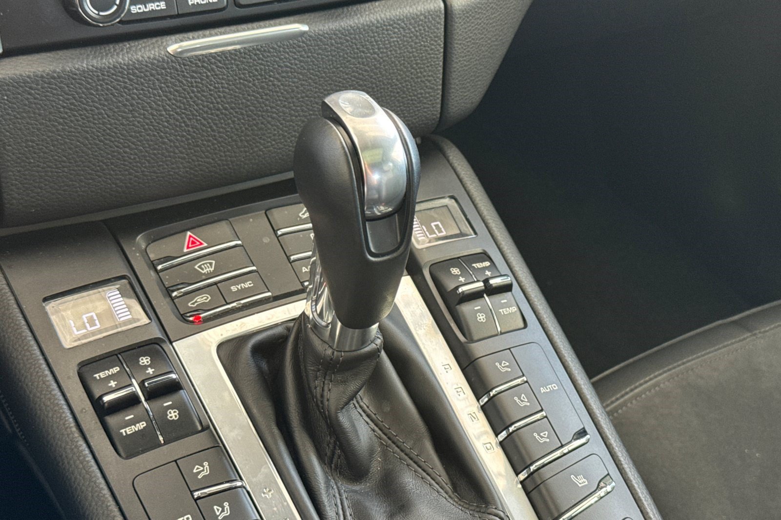 Used 2018 Porsche Macan Sport Edition AWD/4WD image 27