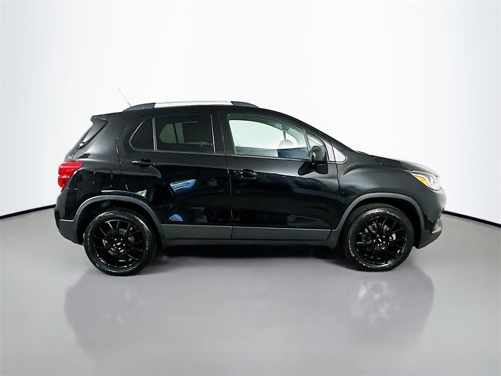 Used 2022 Chevrolet Trax LT w/ Midnight Edition image 7