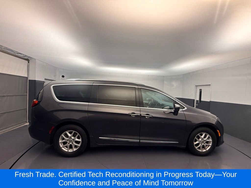 Used 2020 Chrysler Pacifica Touring-L FWD image 5