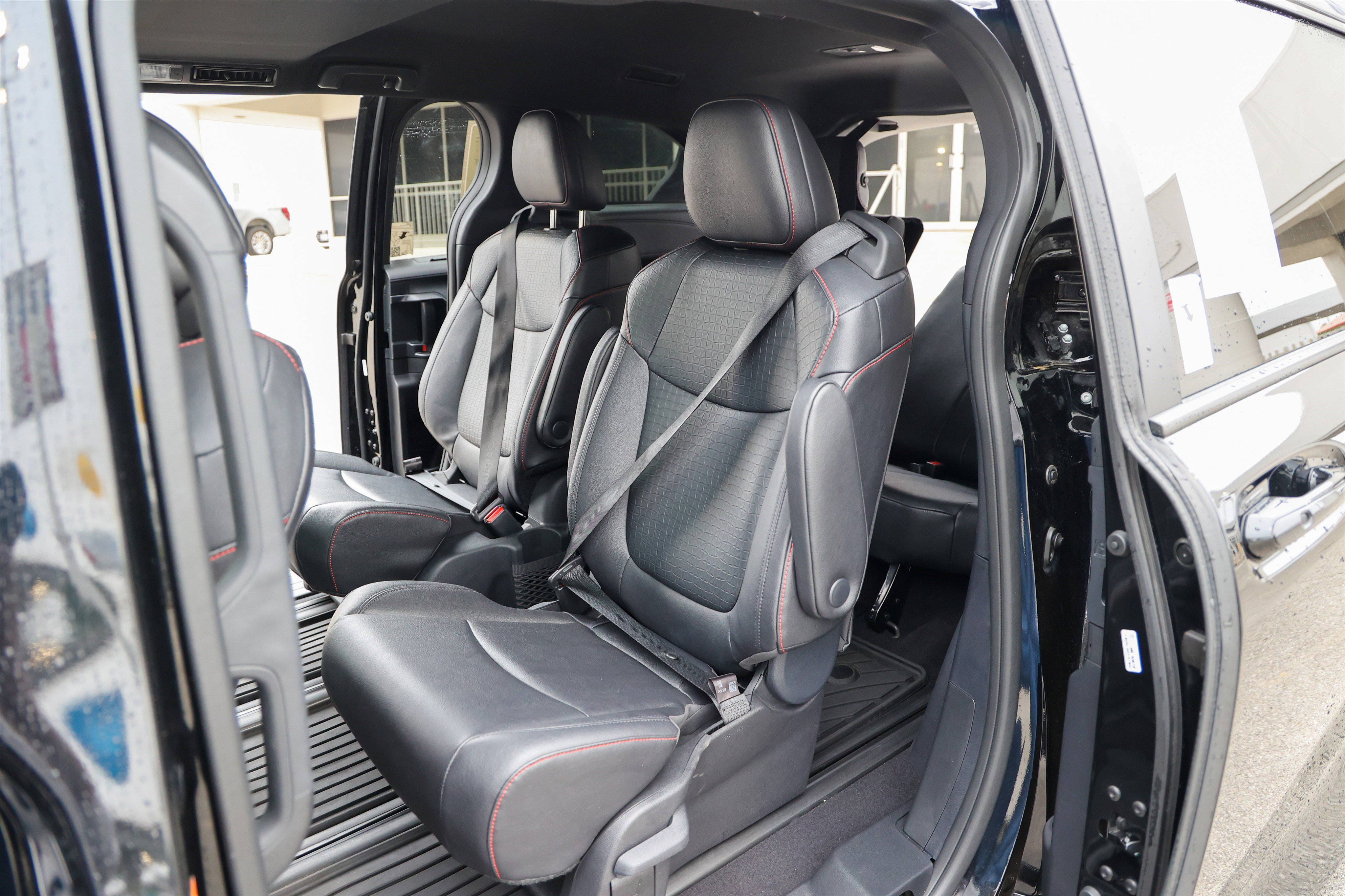 Used 2025 Toyota Sienna XSE w/ XSE Plus Package FWD image 36