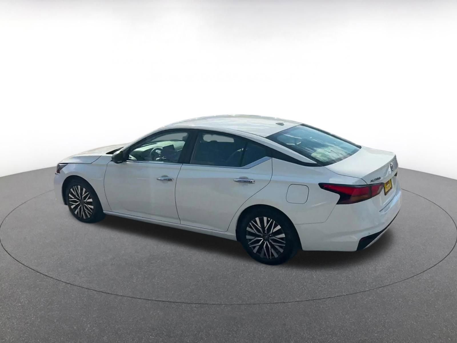 Used 2025 Nissan Altima 2.5 SV FWD image 10